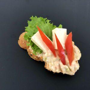 vegán franciasalátás tofus szendvics