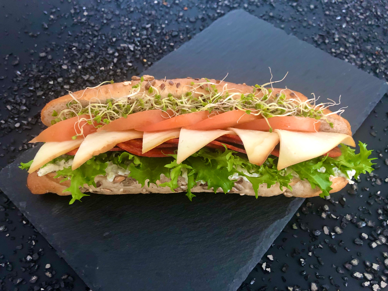 paprikás-szalámis-zárt-szendvics