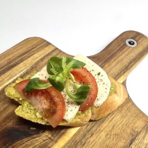 Bazsalikomos pestos mozzarellás